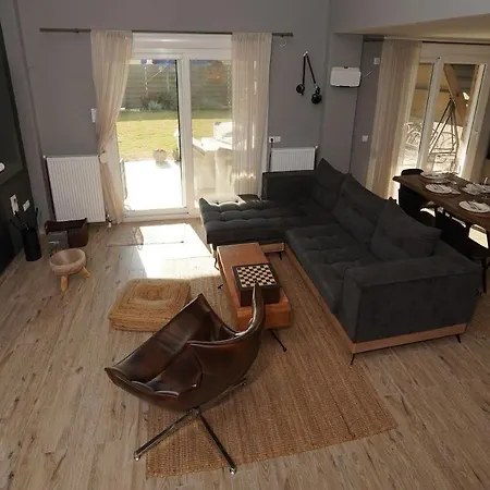 Villa Eli - Luxury Nature Getaway - Strategically Located For Exploration - Onsite Power For Electric Vehicle