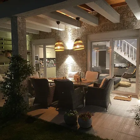 Villa Eli - Luxury Nature Getaway - Strategically Located For Exploration - Onsite Power For Electric Vehicle