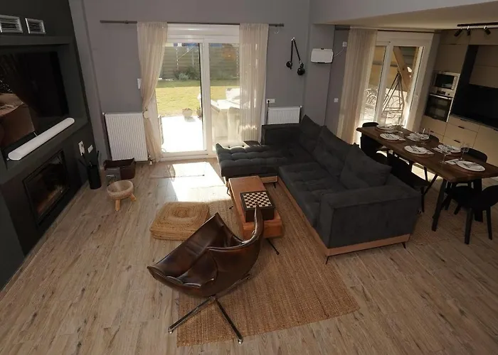 Villa Eli - Luxury Nature Getaway - Strategically Located For Exploration - Onsite Power For Electric Vehicle