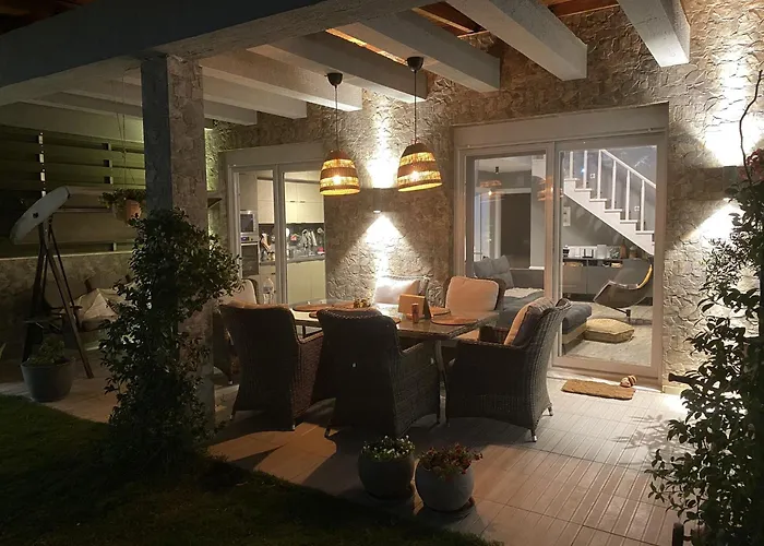 Villa Eli - Luxury Nature Getaway - Strategically Located For Exploration - Onsite Power For Electric Vehicle