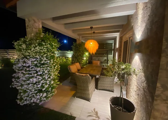 Villa Eli - Luxury Nature Getaway - Strategically Located For Exploration - Onsite Power For Electric Vehicle Fourka