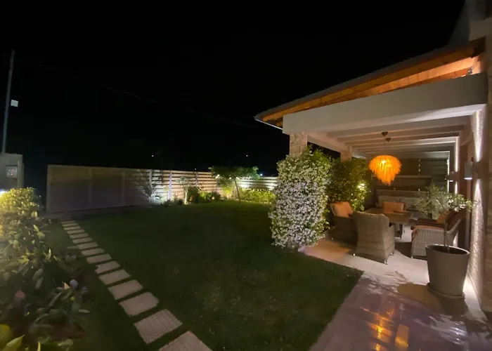 Villa Eli - Luxury Nature Getaway - Strategically Located For Exploration - Onsite Power For Electric Vehicle *