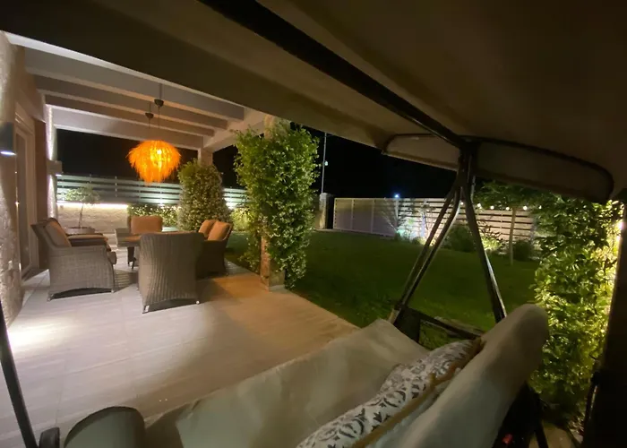 Eli - Luxury Nature Getaway - Strategically Located For Exploration - Onsite Power For Electric Vehicle Villa *