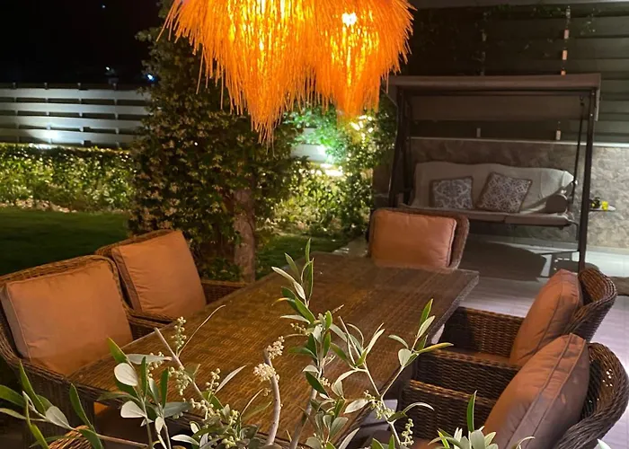 Eli - Luxury Nature Getaway - Strategically Located For Exploration - Onsite Power For Electric Vehicle Villa *